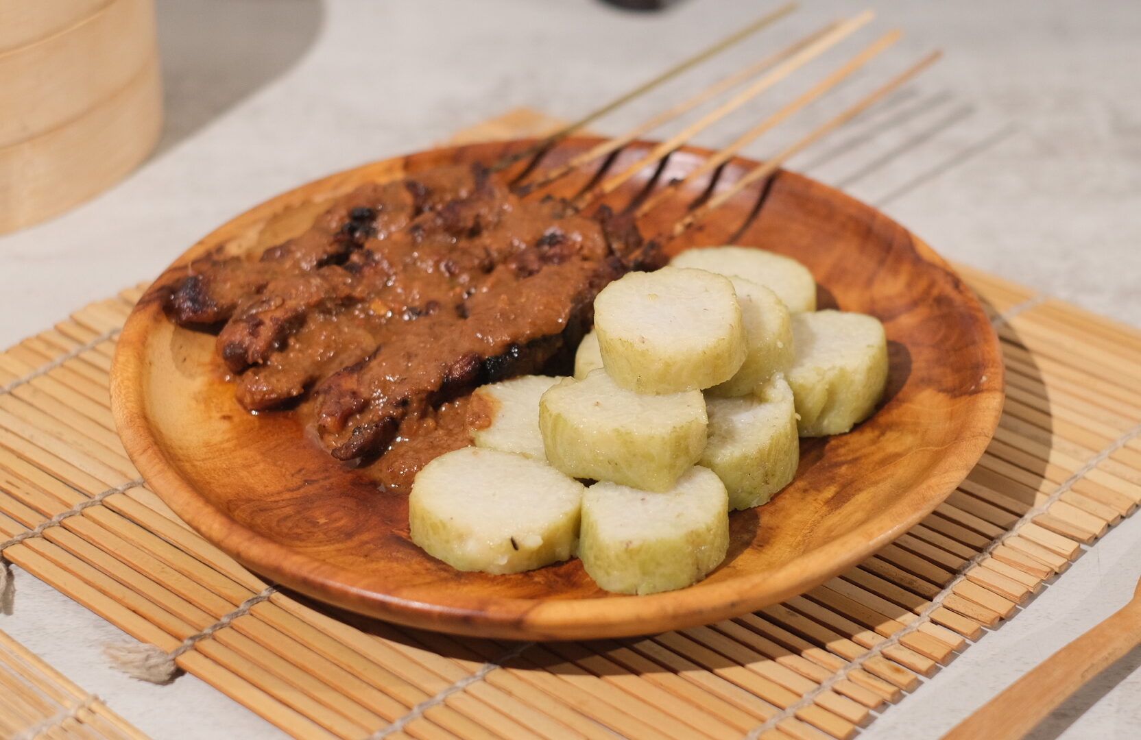 Sate ayam dengan saus kacang dan lontong yang lezat dari setiarasa catering